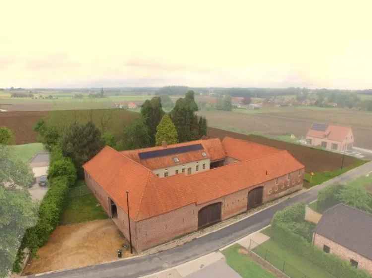 Gerenoveerde hoeve in woongebied te Horebeke