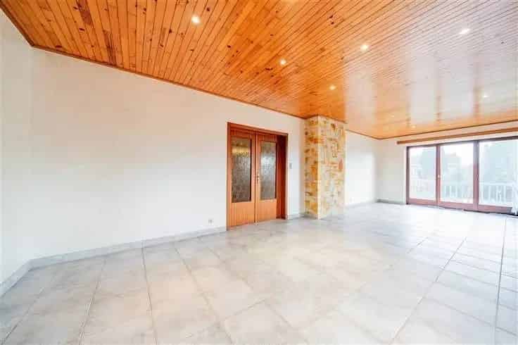 Villa te koop Sambreville: Ruime woning met veel potentieel