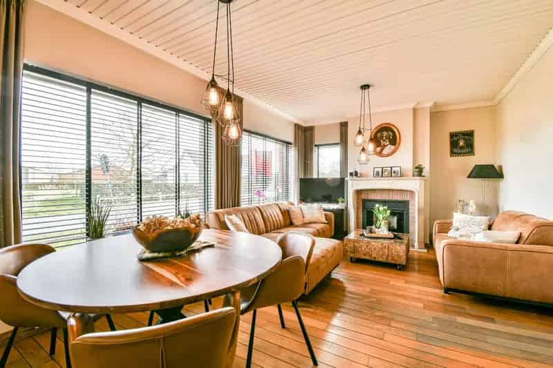 Karaktervolle Villa met Loodsen te Koop in Torhout