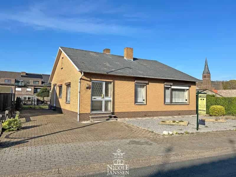Verzorgde gelijkvloerse woning met tuin in verzorgde straat in centrum van Dilsen