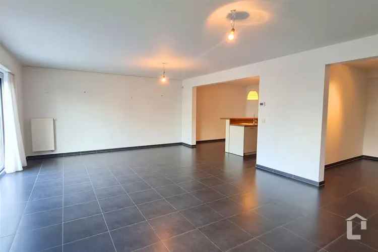Ruim gelijkvloers appartement te Eke met tuin en garage