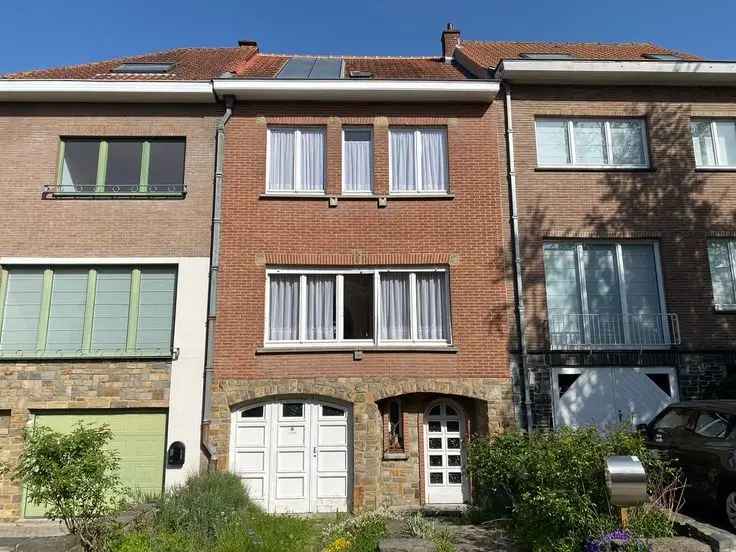 Huis te renoveren nabij Parvis Sainte-Alix