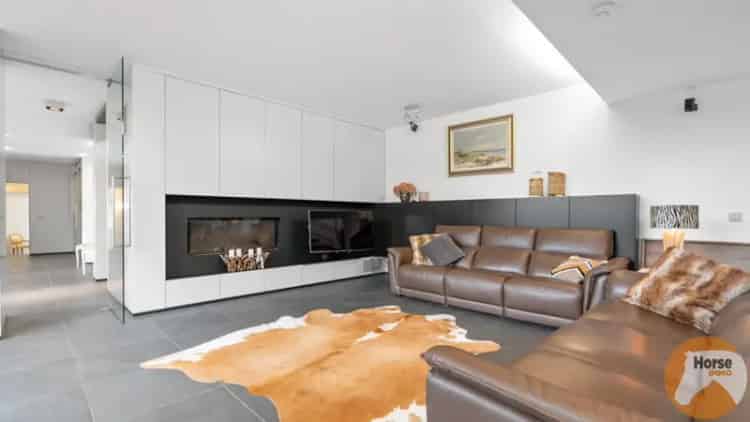 Huis te koop in Biévène met groot bijgebouw