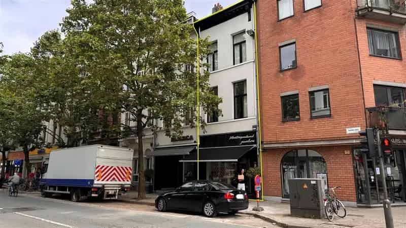 Huis te koop: gerenoveerde woning met handelspand