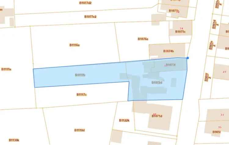 Compleet te renoveren woning, rustig en uniek gelegen in het geliefde Rekem op een uniek perceel van maar liefst 13a 72ca