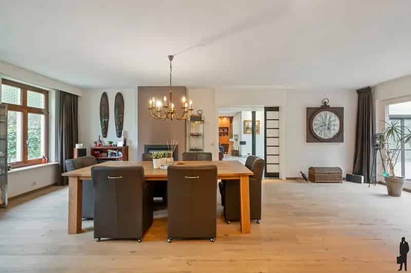 Instapklare Villa met Binnenzwembad te Koop