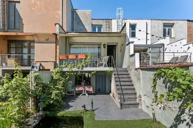 Te renoveren woning met garage en tuin te Deurne