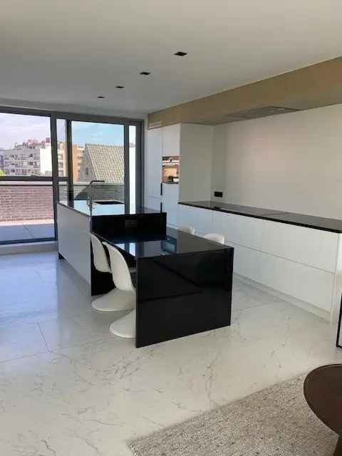 Te koop penthouse in Sint-Niklaas met rondom terrassen