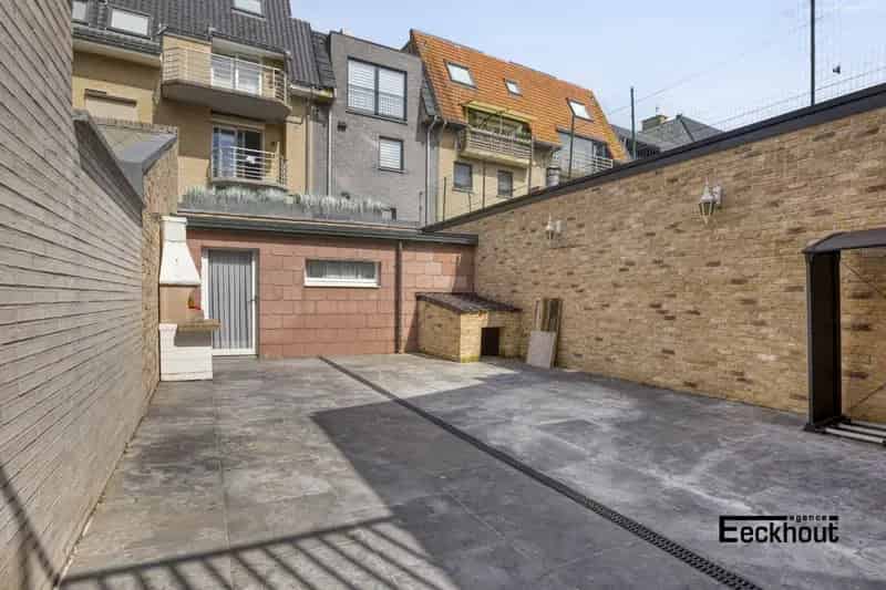 Ruime Rijwoning met Garage en Zonnige Koer Nabij Strand