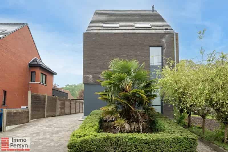 Prachtige HOB (2012) met 6 Slaapkamers, 2 Badkamers, Zwembad en Vrijstaande Garage