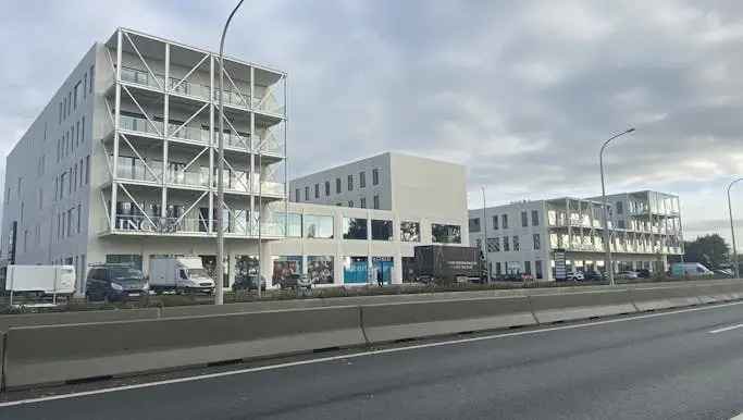 Huur kantoor Roeselare met ideale zichtbaarheid en nieuwbouwfaciliteiten