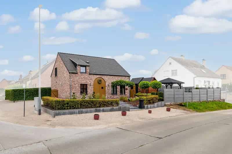 Recente (2020) open bebouwing met tuin en 3 slaapkamers