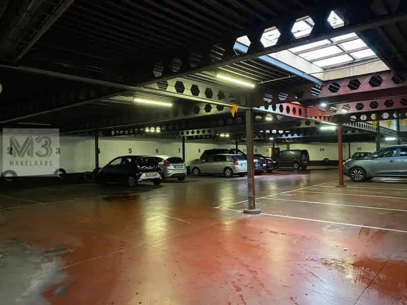 Volledige parkeergarage te koop met 181 autostaanplaatsen naast Turnhoutsebaan Antwerpen.