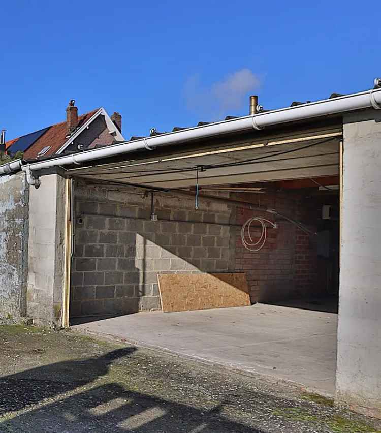 Huis te koop met tuintje en ruime garage in Schoonaarde