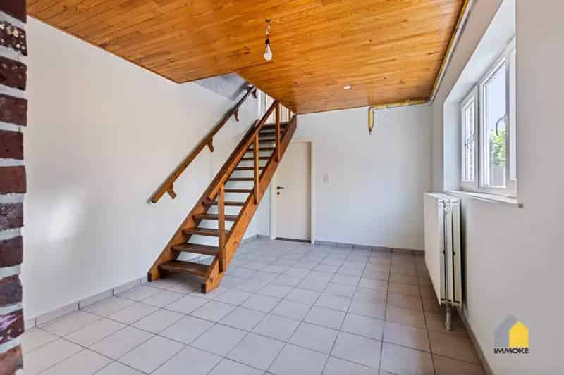 Halfvrijstaande woning 3 slaapkamers grote ruimte 525m²