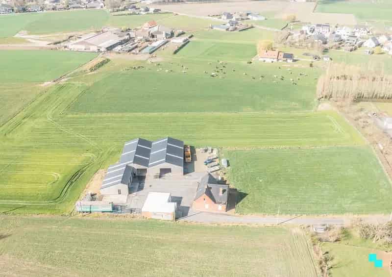 Landelijke woning met loodsen