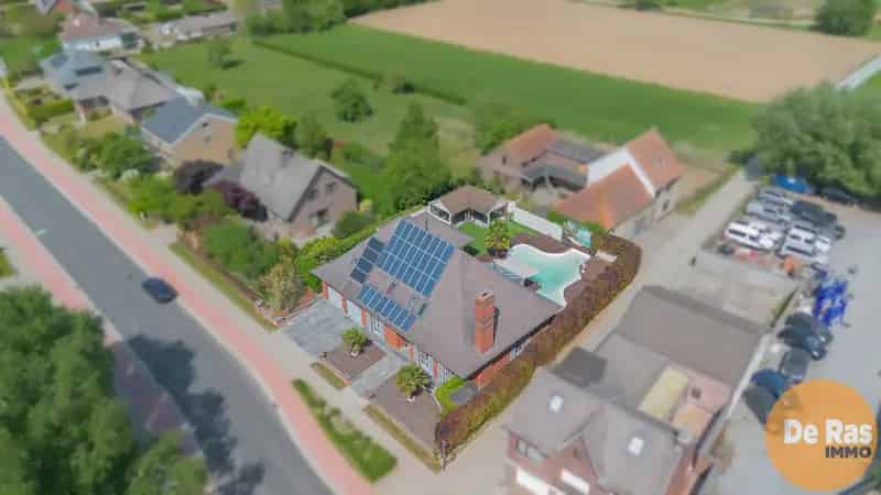 Ruime Bungalow met Zwembad en Aparte Woonunit te Koop