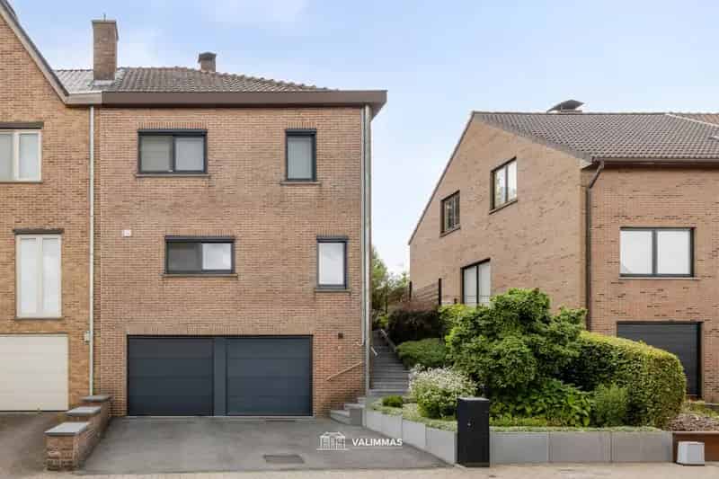 Residentieel gelegen driegevelwoning met tuin en garage