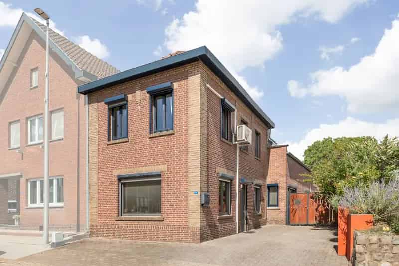 Verrassend ruime woning op 11a10ca te Kesselt