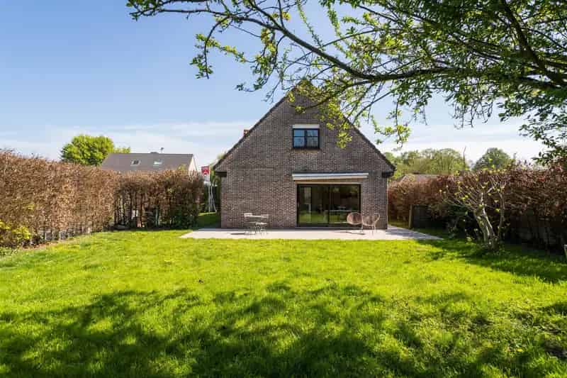 Huis te koop Outrijve: Grote woning met dubbele garage en tuin