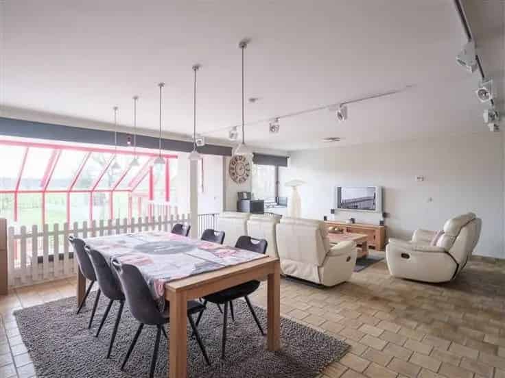 Zeer Ruime Modernistische Villa Te Koop