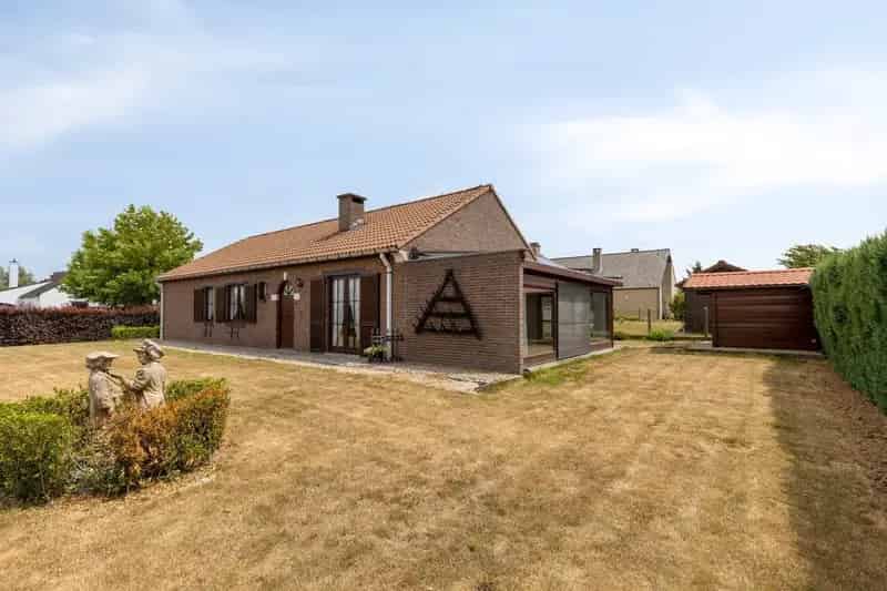 Goed Gelegen Bungalow Volledige Aanbod