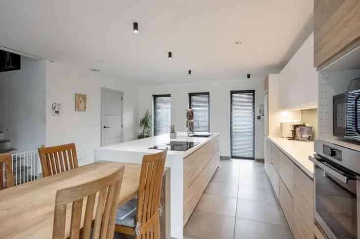 Huis Te Koop Moderne woning 2021 3 slaapkamers zwembad garage
