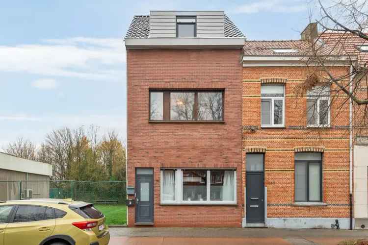 Ruim duplex-appartement met twee slaapkamers op toplocatie!