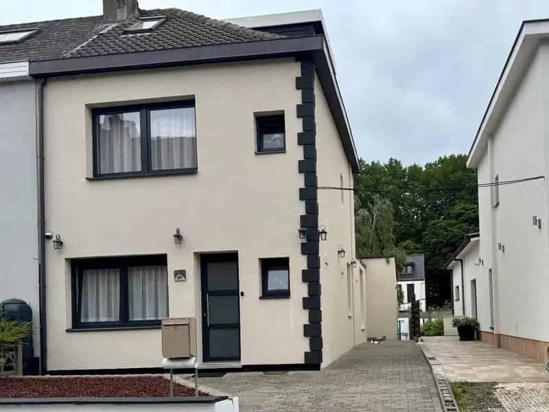 Prachtige Halfopen Bebouwing Nabij Centrum