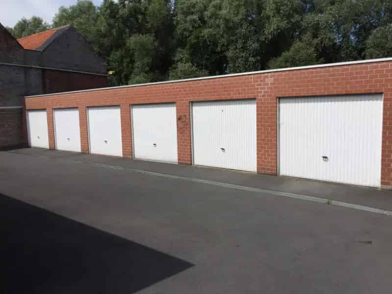 Garage te koop met elektrische poort