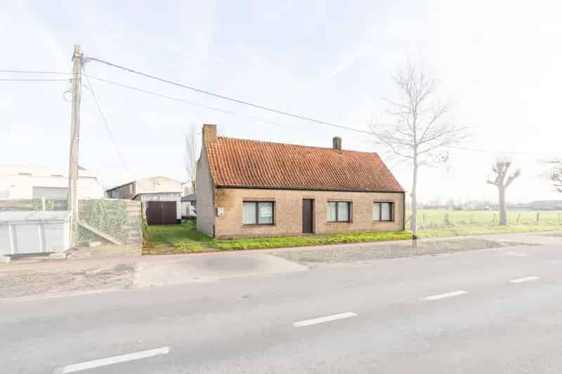 Te renoveren woning met zicht op velden te Knesselare