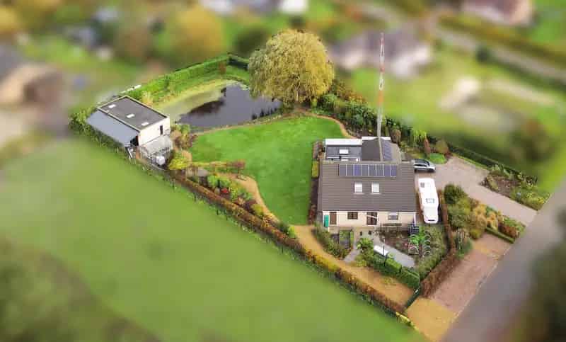 Huis te huur: Ruime woning met bijgebouw en zwemvijver