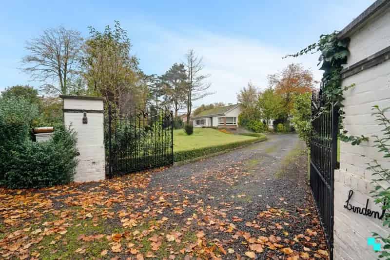 Te renoveren woning op riant perceel in Izegem op grens met Rumbeke