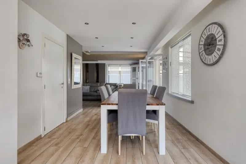 Ruime Lichtrijke Villa met Garage te Koop