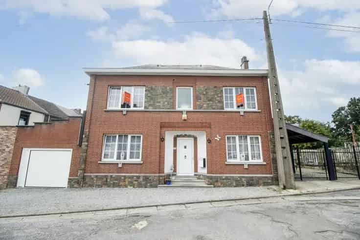Huis Te Koop: Ruime gezinswoning met tuin en garage