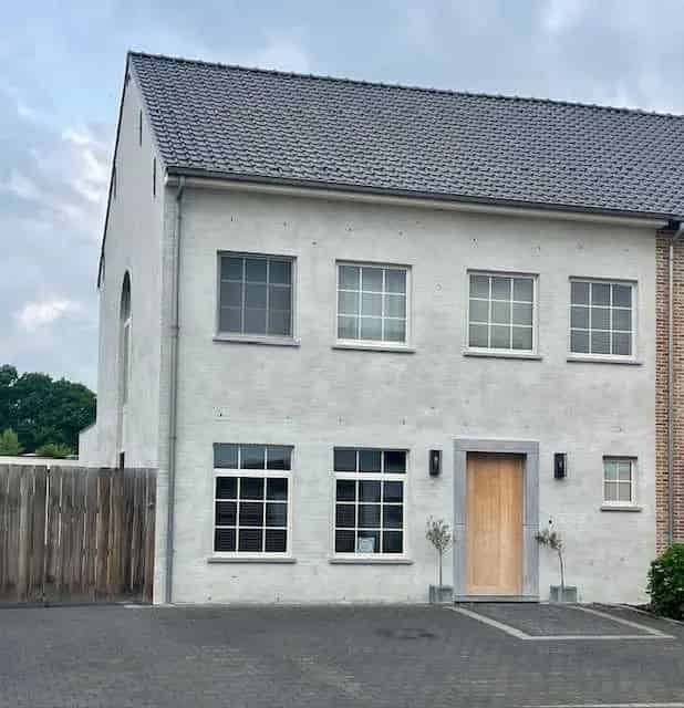 Herenthout: Instapklare woning met magazijn en loftzolder