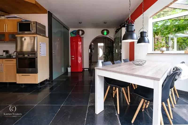 Gezinswoning met Studio en Ruime Garage Loods