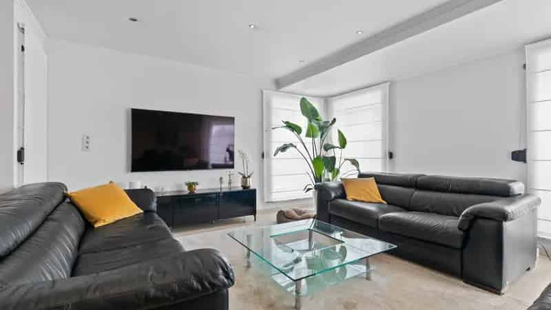 Gelijkvloerse woning met zwembad te koop