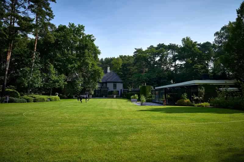 Klassieke Villa te Koop in Schoten met 5 Slaapkamers en Bijgebouwen