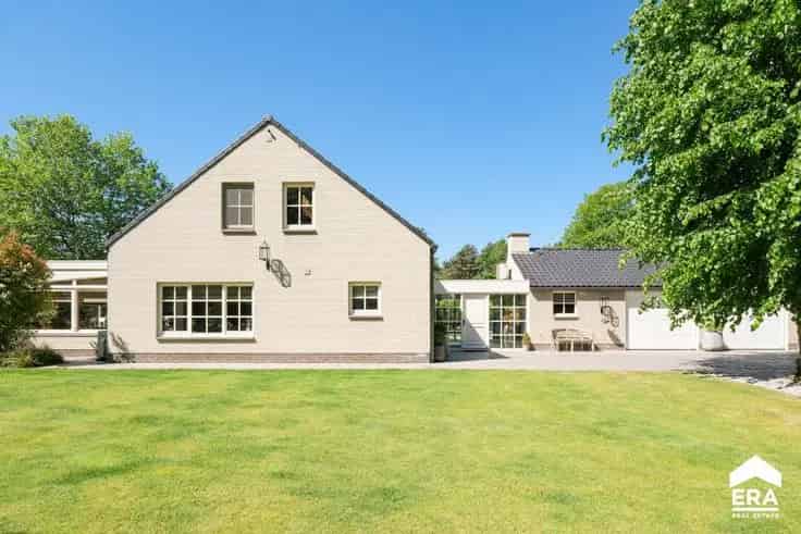 Villa te Koop Pelt Grote Heide: Luxe Gelijkvloerse Woning met Zwembad