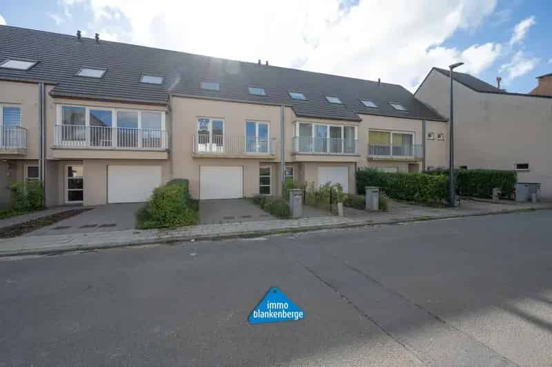 Bel-etage met Lichtrijke Leefruimte Grote Garage en Zuidgerichte Tuin