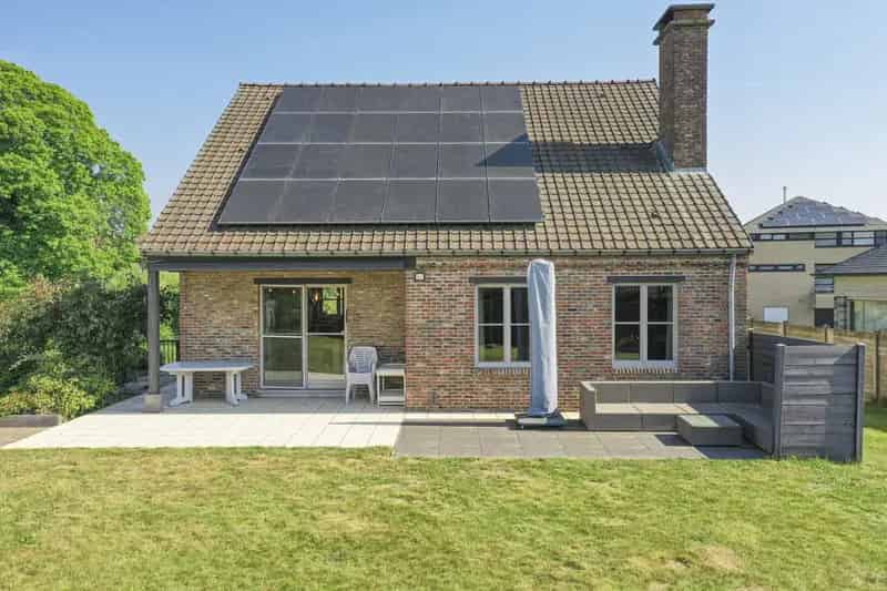 Verzorgde villa op 9a84 met vier slaapkamers en zonnige tuin