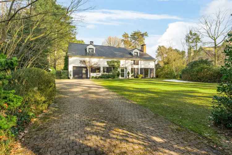 Koop villa in gegeerde wijk met groot perceel van 4.550m²