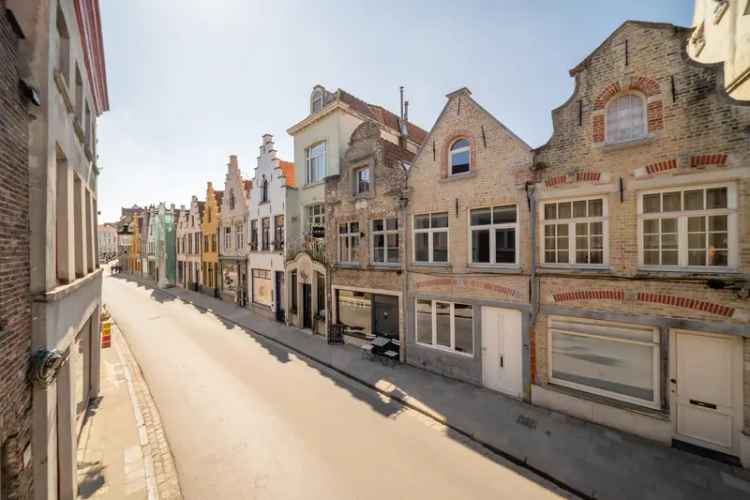 Huis te koop Brugge Centrum: gerenoveerde stadswoning met patio