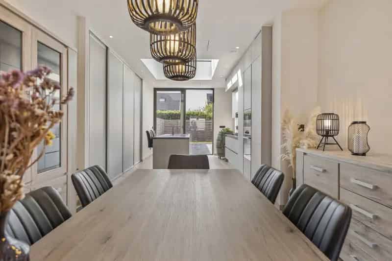 BEZOEKMOMENT: zaterdag 13/09/2025 tussen 9u en 12u!

Deze moderne, volledig gerenoveerde rijwoning bevindt zich aan de rand van het centrum van Gistel.
De woning werd in 2019 gerenoveerd met kwalitatieve materialen en oog voor detail!
Achter deze traditio