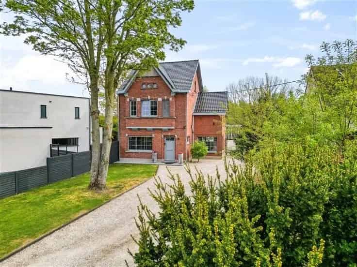 Huis Te Koop Zele: Ruime 4 Slaapkamers, Zwemvijver, 2 Garages