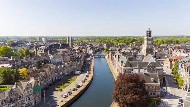Herenhuis te huur Dendermonde: Ruime woning met 7 slaapkamers en 3 badkamers