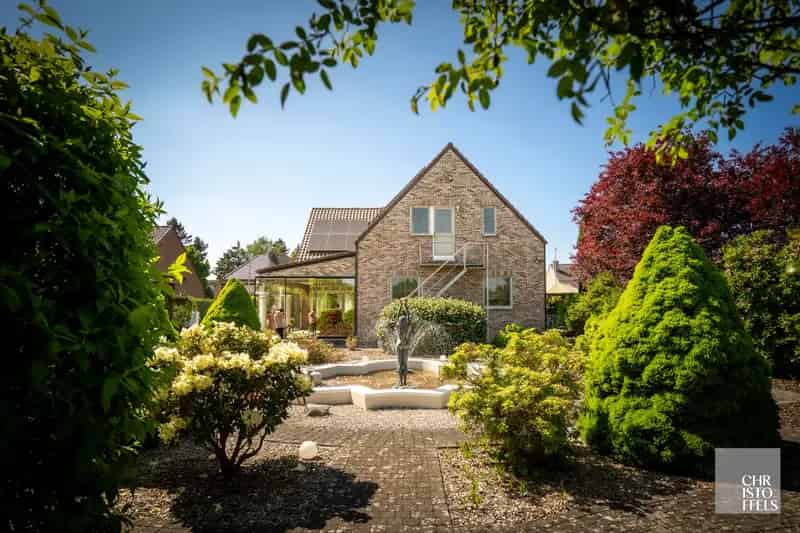 Ruime woning met twee studio's 1950m²