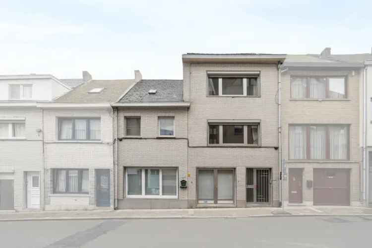 Ben je op zoek naar een interessante investeringskans? Dit pand in Aalst bestond vroeger uit twee woningen en loods, maar is destijds omgebouwd tot 1 groot handelshuis.

Indeling huisnummer 112 inclusief loods (rechts op de foto):

Gelijkvloers:

> Inkomh