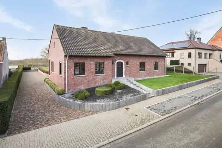 Villa Te Koop Ruime gezinswoning met 4 slaapkamers en grote zolder